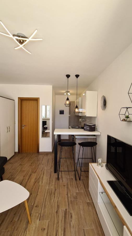 Studio Apartman Kiara Bol Eksteriør billede